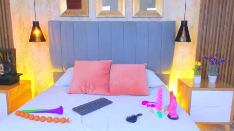 Laura Tobon online show from November 2025 08:22:02 PM