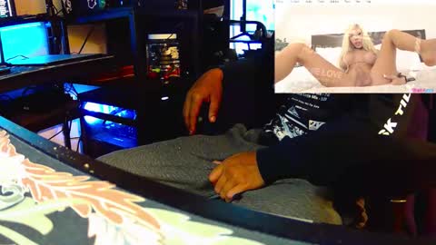 hungnheavy online show from October 2025 11:55:01 AM