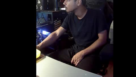 hungnheavy online show from November 2025 06:08:01 PM