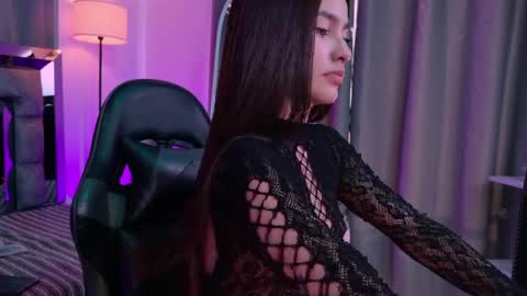 Bella  online show from April 2026 09:52:01 PM