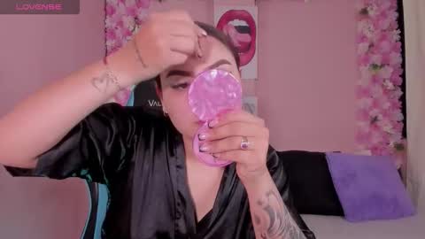 Snapshot of bella_manson_ chatting on September 2025 12:17:01 PM BELLA online show from September 2025 12:17:01 PM