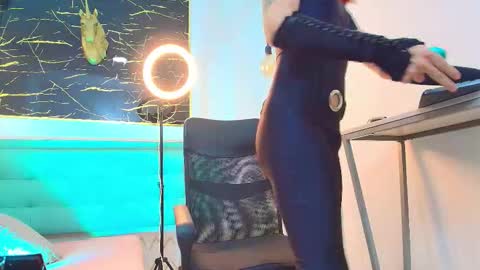     online show from November 2025 08:52:01 PM