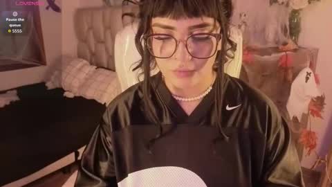 Bella  online show from October 2025 07:58:01 PM