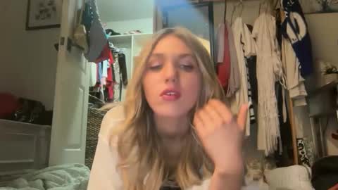 Snapshot of bellaxrxx chatting on May 2026 05:57:01 AM Bella 3 online show from May 2026 05:57:01 AM