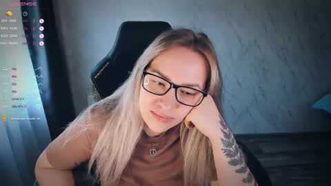 Snapshot of bellezza_ chatting on June 2026 07:03:01 AM Your Annabelle Wolf online show from June 2026 07:03:01 AM