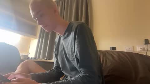 benji_j8 online show from November 2025 04:17:02 PM