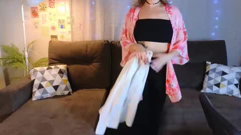 Snapshot of beverlyy_ chatting on September 2025 01:51:01 AM Beverly online show from September 2025 01:51:01 AM