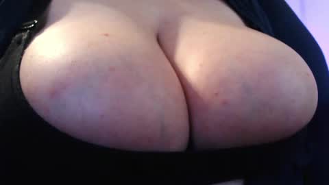 Snapshot of bigbittiesandfun chatting on April 2026 11:40:02 PM bigbittiesandfun online show from April 2026 11:40:02 PM