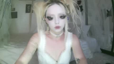 vampire fang  online show from April 2026 06:08:02 PM