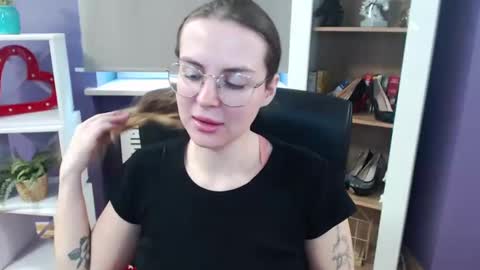 Z O E Y online show from February 2025 09:00:01 AM