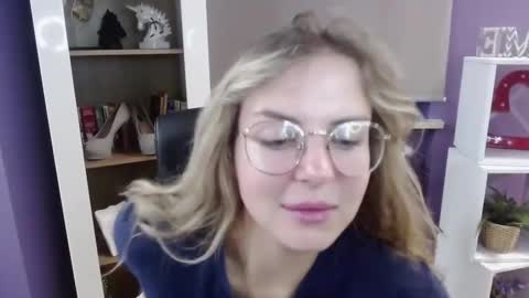 Z O E Y online show from September 2025 04:25:01 AM