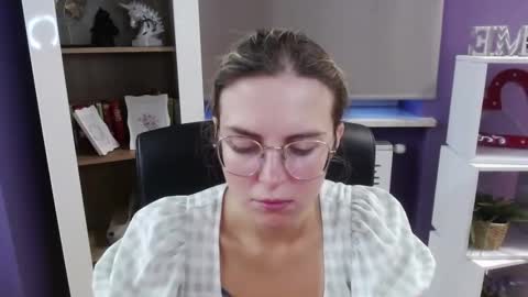 Z O E Y online show from September 2025 05:00:01 AM