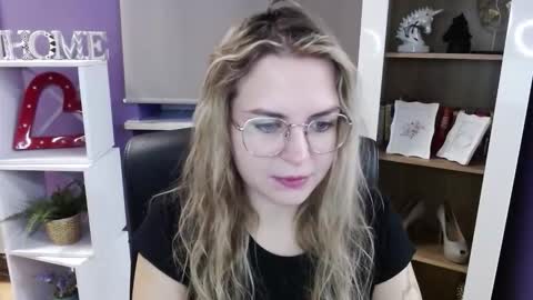 Z O E Y online show from October 2025 05:33:01 AM