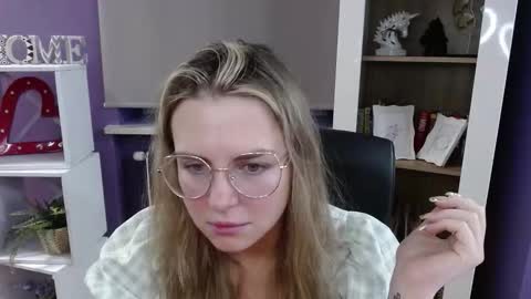 Z O E Y online show from November 2025 06:03:01 AM