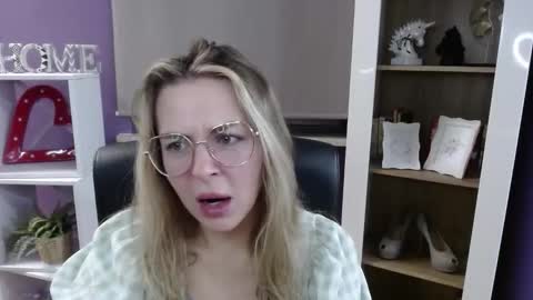 Z O E Y online show from November 2025 05:53:02 AM