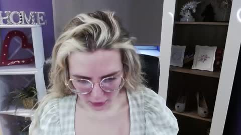 Z O E Y online show from March 2026 06:19:02 AM