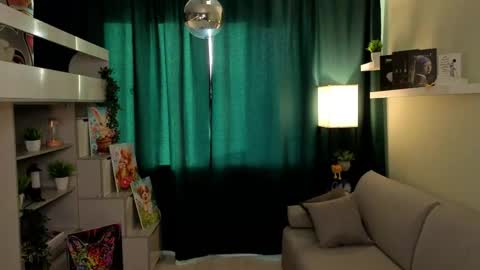 Mia online show from May 2026 04:25:02 PM