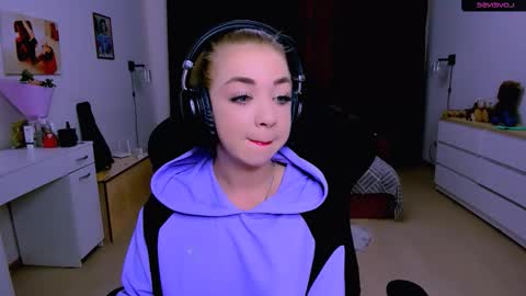 Snapshot of blinkofeyess chatting on October 2025 01:17:02 PM Nicole online show from October 2025 01:17:02 PM