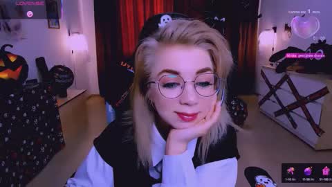 Snapshot of blinkofeyess chatting on October 2025 05:49:02 AM Nicole online show from October 2025 05:49:02 AM