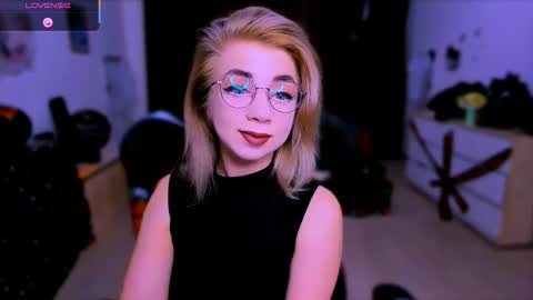 Snapshot of blinkofeyess chatting on October 2025 08:35:01 AM Nicole online show from October 2025 08:35:01 AM