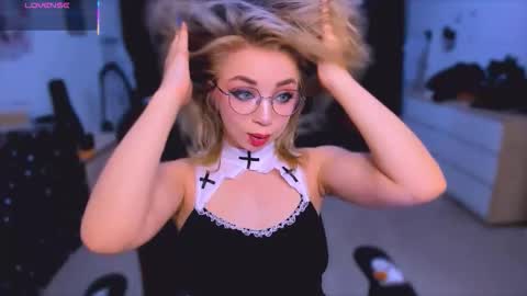 Snapshot of blinkofeyess chatting on November 2025 05:07:02 AM Nicole online show from November 2025 05:07:02 AM