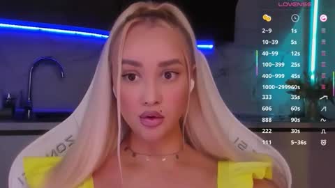Snapshot of blond_diamond chatting on June 2026 07:31:01 AM Lana online show from June 2026 07:31:01 AM