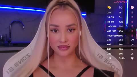 Snapshot of blond_diamond chatting on June 2026 07:28:02 AM Lana online show from June 2026 07:28:02 AM