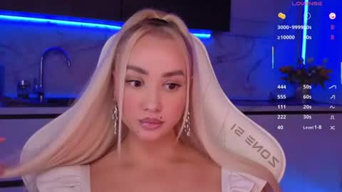 Snapshot of blond_diamond chatting on July 2026 05:28:02 PM Lana online show from July 2026 05:28:02 PM