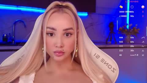 Snapshot of blond_diamond chatting on July 2026 04:21:02 PM Lana online show from July 2026 04:21:02 PM