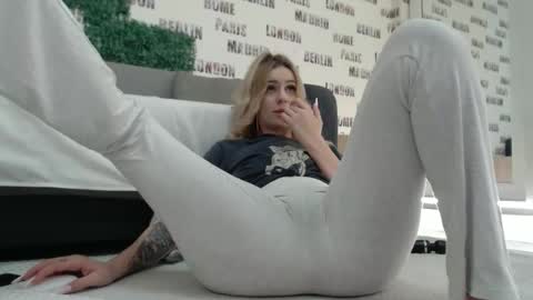 Snapshot of blonddaiana23 chatting on February 2025 05:09:01 AM blonddaiana23 online show from February 2025 05:09:01 AM