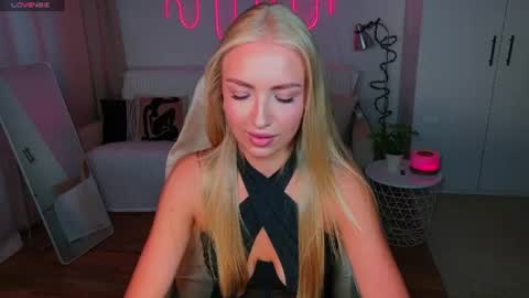 Snapshot of blonde_vibe chatting on June 2026 02:32:02 PM Nessa online show from June 2026 02:32:02 PM