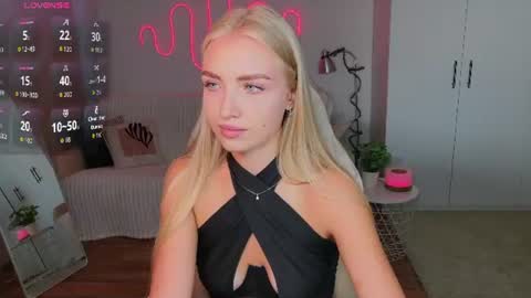Snapshot of blonde_vibe chatting on July 2026 11:06:02 AM Nessa online show from July 2026 11:06:02 AM
