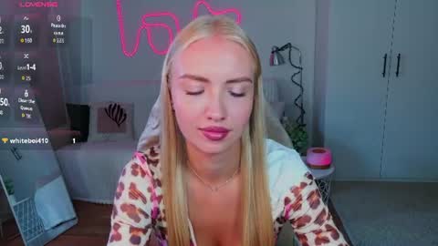 Snapshot of blonde_vibe chatting on July 2026 02:38:02 PM Nessa online show from July 2026 02:38:02 PM