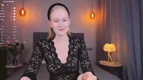 Mia online show from March 2025 07:36:01 PM