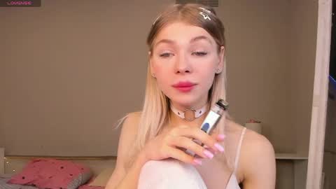 Snapshot of blondy_fina chatting on May 2026 04:28:02 AM blondy_fina online show from May 2026 04:28:02 AM