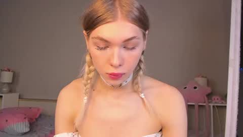 Snapshot of blondy_fina chatting on June 2026 05:19:02 AM blondy_fina online show from June 2026 05:19:02 AM
