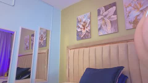 bloom_star01 online show from October 2025 12:39:01 PM