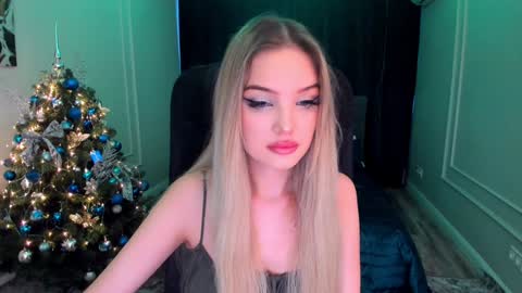 Snapshot of bloomingheart chatting on December 2024 12:22:02 PM Sophia online show from December 2024 12:22:02 PM