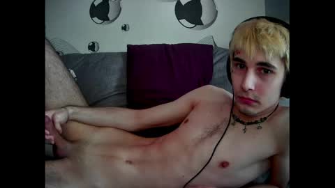 Snapshot of blue_w0rld chatting on April 2026 08:09:02 AM SONNYVAN online show from April 2026 08:09:02 AM