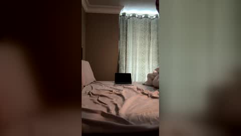 boboutte online show from April 2026 05:01:02 PM