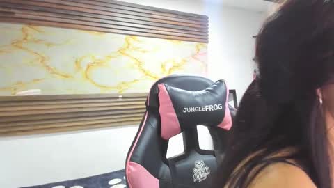 Snapshot of bonnie_bu chatting on October 2025 07:05:02 PM becky online show from October 2025 07:05:02 PM