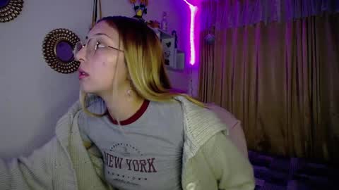 Snapshot of bonny_clyde_xx_ chatting on December 2024 07:58:01 AM Soffy Brooks Independent model online show from December 2024 07:58:01 AM