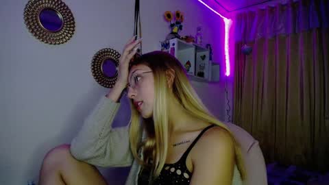 Snapshot of bonny_clyde_xx_ chatting on December 2024 05:32:01 AM Soffy Brooks Independent model online show from December 2024 05:32:01 AM