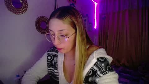 Snapshot of bonny_clyde_xx_ chatting on December 2024 05:42:01 AM Soffy Brooks Independent model online show from December 2024 05:42:01 AM