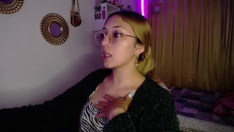 Snapshot of bonny_clyde_xx_ chatting on December 2024 05:51:01 AM Soffy Brooks Independent model online show from December 2024 05:51:01 AM