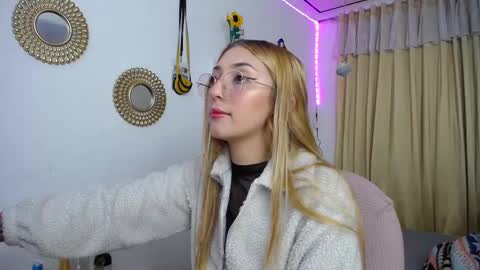 Snapshot of bonny_clyde_xx_ chatting on March 2025 03:08:01 AM Soffy Brooks Independent model online show from March 2025 03:08:01 AM