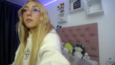 Snapshot of bonny_clyde_xx_ chatting on October 2025 04:32:01 AM Soffy Brooks Independent model online show from October 2025 04:32:01 AM