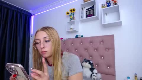 Snapshot of bonny_clyde_xx_ chatting on October 2025 01:37:01 AM Soffy Brooks Independent model online show from October 2025 01:37:01 AM