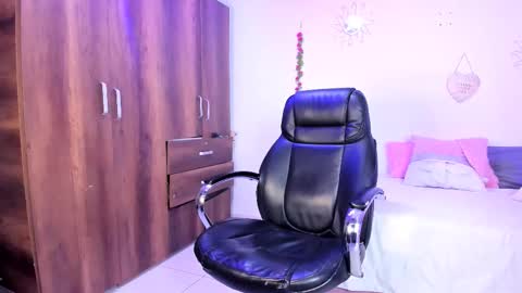 sofia  online show from December 2025 05:30:01 PM