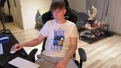 Snapshot of boykik chatting on December 2024 05:53:02 PM Eddie online show from December 2024 05:53:02 PM